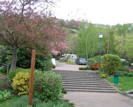 Rover at top of the hill, Giverny